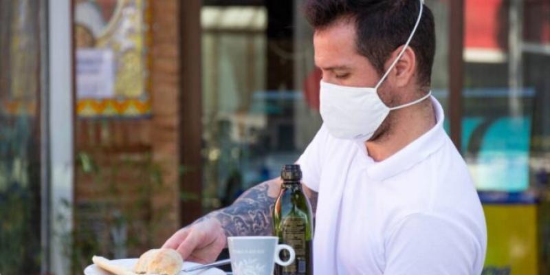 La mascarilla se impone en todos los sectores, también en la hostelería. 