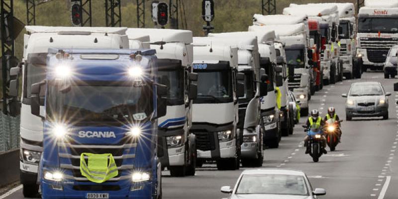 Imagen de la huelga de transportistas/El Mundo La huelga de transportistas continúa a pesar de las ayudas del Gobierno