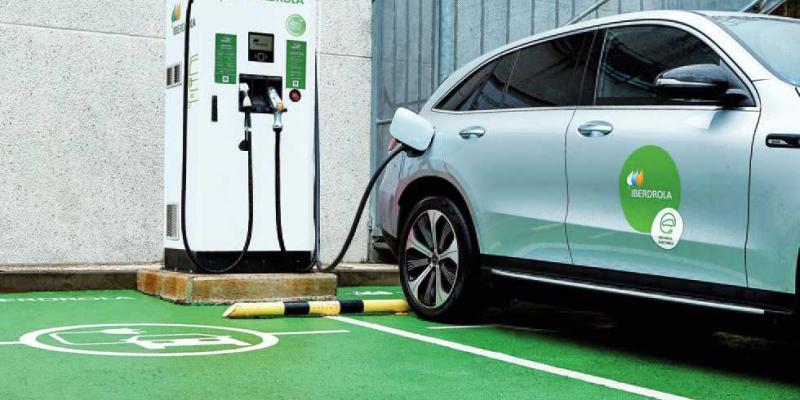 Cargar vehículo eléctrico Iberdrola Vehículo eléctrico cargándose / M16