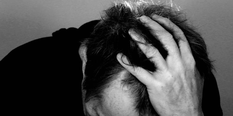 Síntomas del ictus / Pixabay Hombre con dolor de cabeza