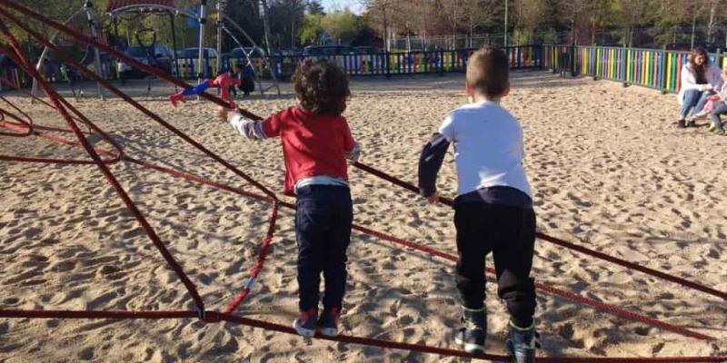 Imagen de dos niños en el parque/Editorial GEU El ictus en niños también existe