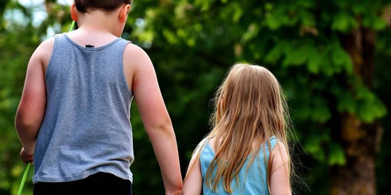 Imagen de un niño y una niña/Educo Educar a los jóvenes en igualdad de género
