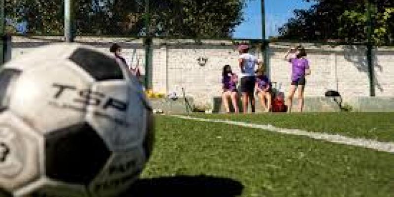 Imagen de una pelota de fútbol/Afición Central Películas de fútbol sobre la igualdad de género