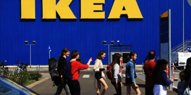 fachada de tienda ikea en españa donde el público entra por la puerta 