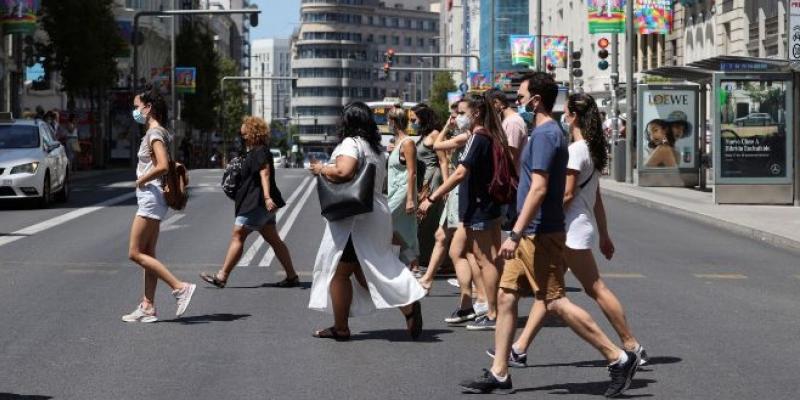 Varias personas con mascarillas caminan por la Gran Vía de Madrid. EFE