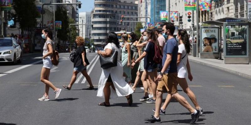 Nuevo confinamiento en Madrid Varias personas con mascarillas caminan por la Gran Vía de Madrid. EFE
