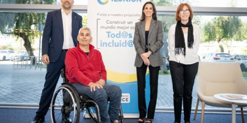 Fotografía de familia tras la firma del acuerdo entre ILUNION y la Fundación ECOM