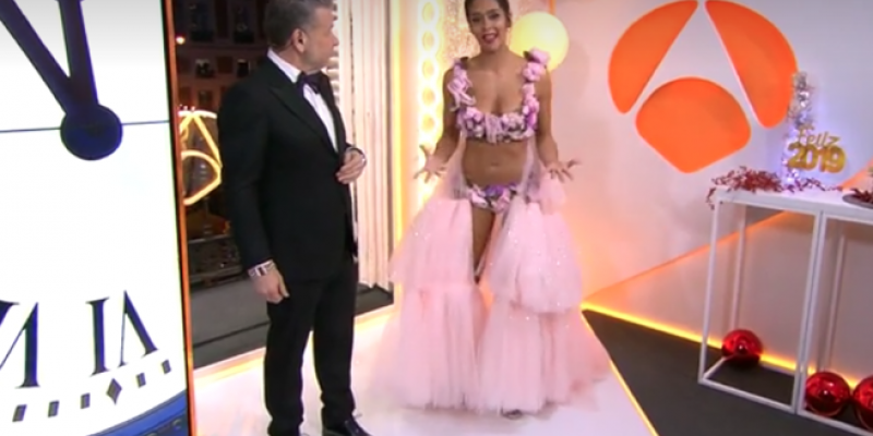 Cristina Pedoche con el vestido floral de Tot-Hom en las Campanadas de Antena 3 (Antena 3). Cristina Pedoche con el vestido floral de Tot-Hom en las Campanadas de Antena 3 (Antena 3).