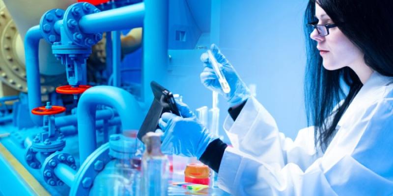 Biotecnología | Foto de 123RF/grispb Una cientifica trabaja en el laboratorio
