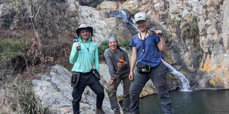 Impacto del meteorito S2 hace 3.260 millones de años | Foto de Nadja Drabon Investigadores en Barberton (Sudáfrica), donde se hallaron pruebas geológicas del impacto del meteorito S2 hace 3.260 millones de años