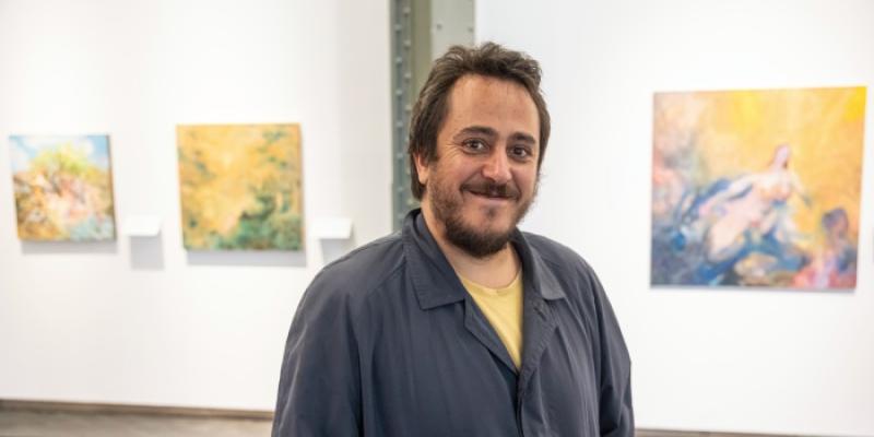Wences Lamas, con sus obras sobre salud mental en la bienal | Foto de Alberto Morales Abad Wences Lamas, con sus obras en la bienal
