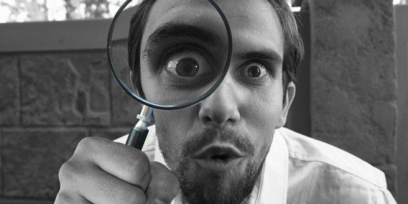 Día Salud Visual Imagen de un señor con una lupa para que prestemos atención a su ojo / Pixabay
