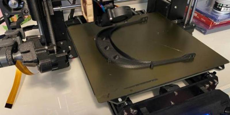 Fotografía de la impresora 3D en funcionamiento. 