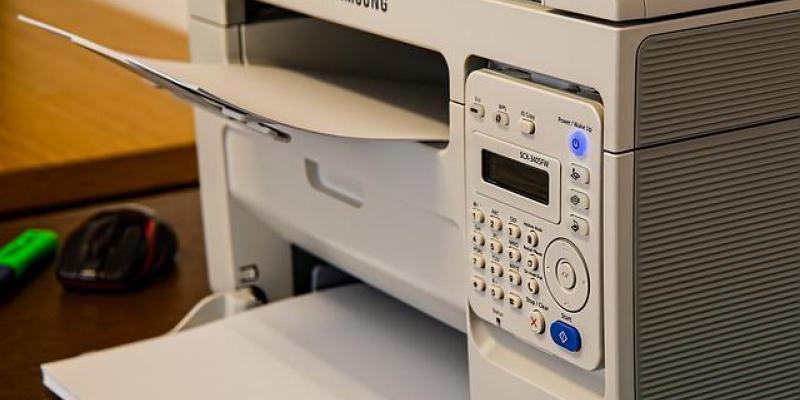 Imprimir de forma sostenible - Pixabay Una impresora con papeles