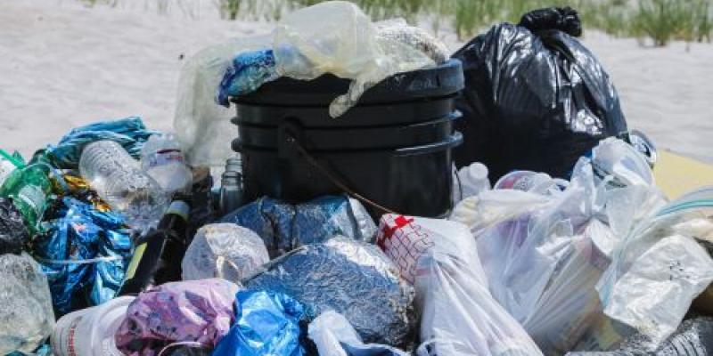 Los consumidores pagarán un nuevo impuesto por los envases de plástico no reutilizables El Gobierno aprueba crear un impuesto a los envases de plástico no reutilizable