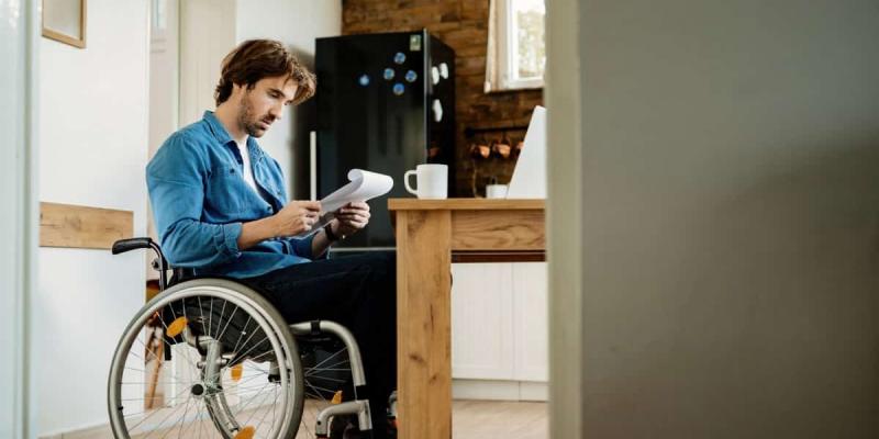 Imagen de una persona en silla de ruedas/idealista Impuestos y personas con discapacidad
