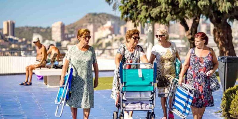 Imagen de varias personas mayores disfrutando de un viaje/Diario de Mallorca Nuevos destinos del IMSERSO 2025