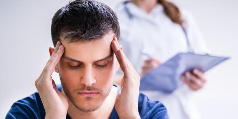 Incapacidad permanente / TodoDisca Chico tocándose la cabeza en una consulta médica