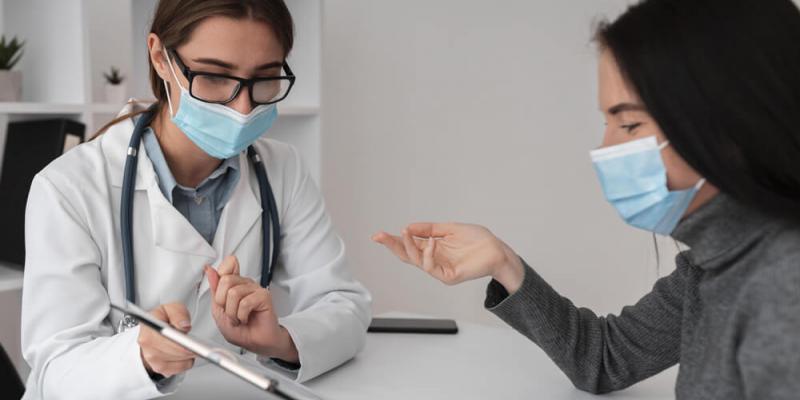 Imagen de una chica y su médica de cabecera/PedirAyudas Cómo reclamar el alta médica por incapacidad temporal