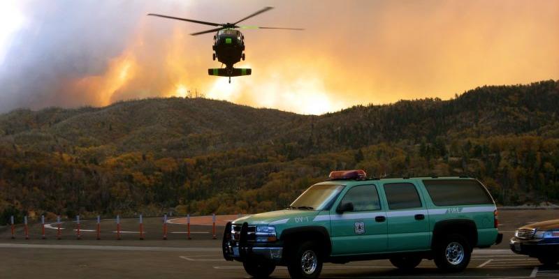 Equipos en labores de extinción de un incendio 