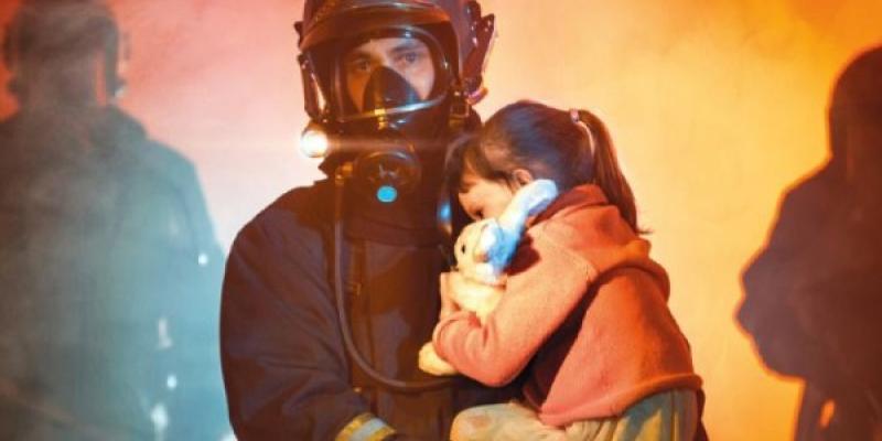 Incendios en España/ Mapfre Bombero rescatando de incendios a una menor
