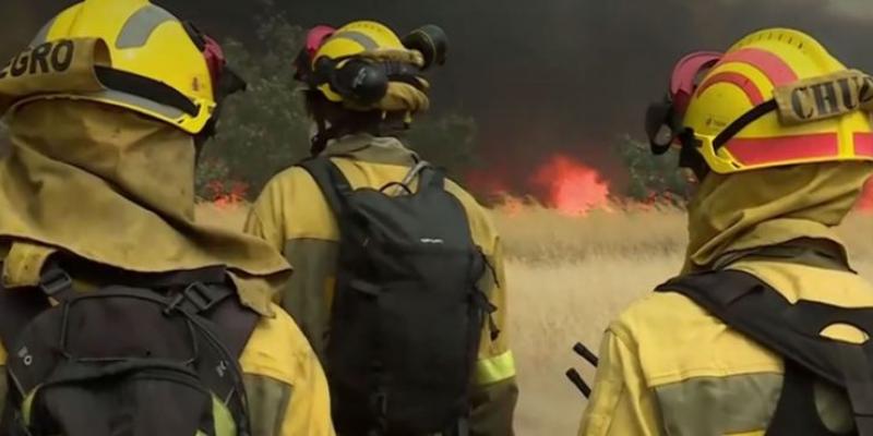 Los héroes que luchan contra los incendios forestales Héroes que apagan llamas