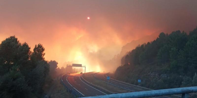 Tres incendios avanzan sin control por tres provincias de Galicia. incendios