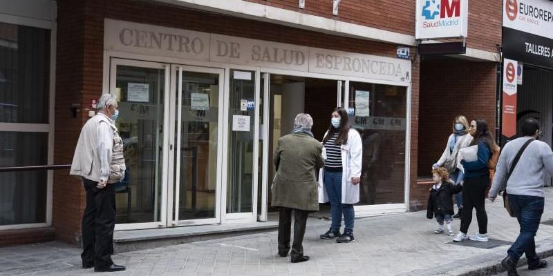 Entrada a un centro de salud | Foto: Servimedia Personas entrando en un centro de salud