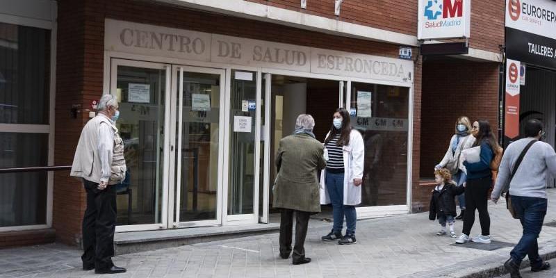 Personas entrando en un centro de salud