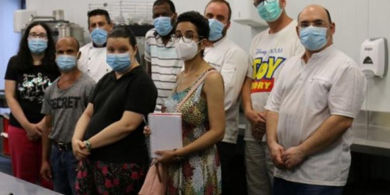 Inclusión /Fundación MonteMadrid participantes en el curso de hostelería con mascarillas en el rostro