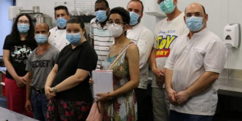 participantes en el curso de hostelería con mascarillas en el rostro 