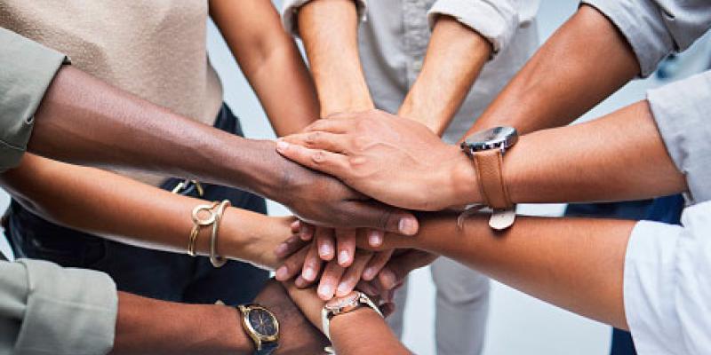 Políticas de inclusión empresarial / RRHH Digital Brazos de empleados por la inclusión