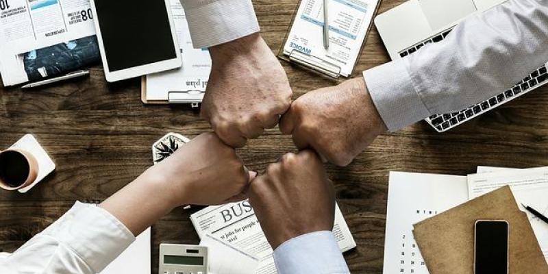 Puños en señal de equipo  e inclusión