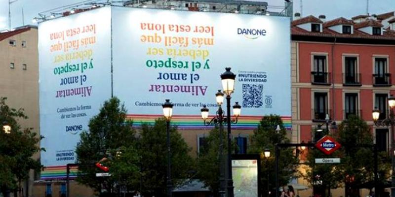 Imagen de Servimedia Lona que Danone ha desplegado en la plaza de Ópera de Madrid con motivo de la iniciativa '#NutriendoLaDiversidad’