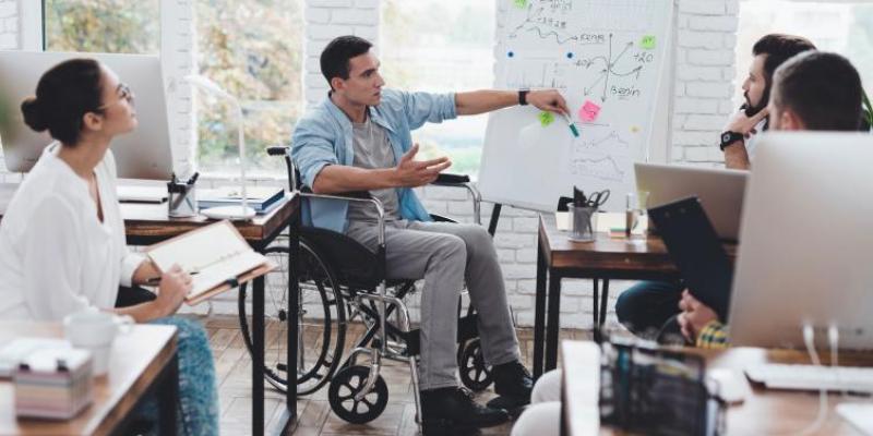 La Junta se compromete con Cermi Andalucía a impulsar una Formación Profesional más accesible para las personas con discapacidad. La Junta se compromete con Cermi Andalucía a impulsar una Formación Profesional más accesible para las personas con discapacidad.