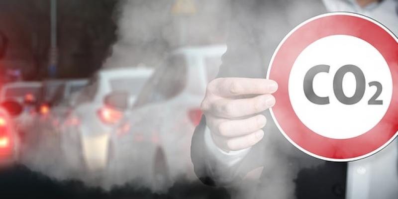 Incumplimientos medioambientales / Pixabay Manos con símbolo de CO2 haciendo referencia a la contaminación en las ciudades