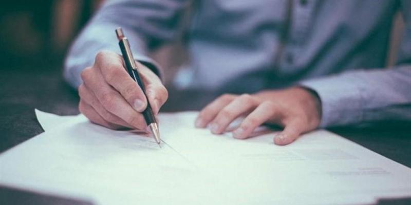 Imagen de una persona firmando un papel oficial/20Minutos La indemnización por despido es distinta en función del contrato