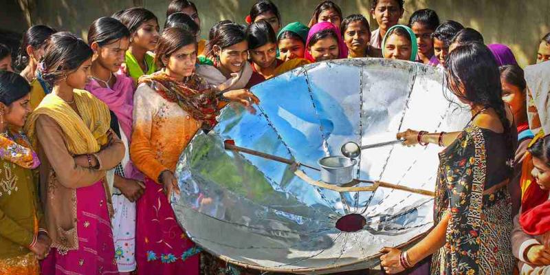 Guterres: India puede convertirse en una “superpotencia mundial” contra el cambio climático UNDP India / En la India, una mujer demuestra como cocinar con un reflector solar.