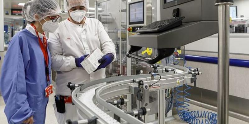 Imagen de dos investigadores científicos/Diario Córdoba La industria farmacéutica aumenta su desarrollo en investigación
