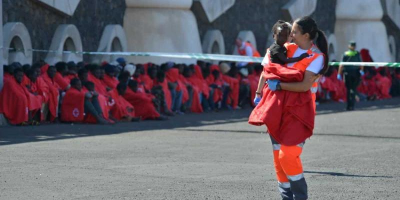 Imagen de una voluntaria con un niño migrante/El Diario Unicef solicita importancia a las políticas migratorias en niños