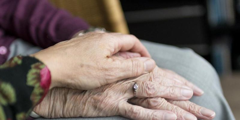 La infección de orina en ancianos puede tener serias complicaciones. / Pixabay Manos de dos personas mayores