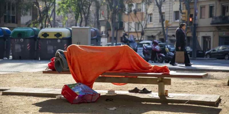 Imagen de una persona durmiendo en la calle/La Vanguardia La pobreza crece en personas con inflamación crónica