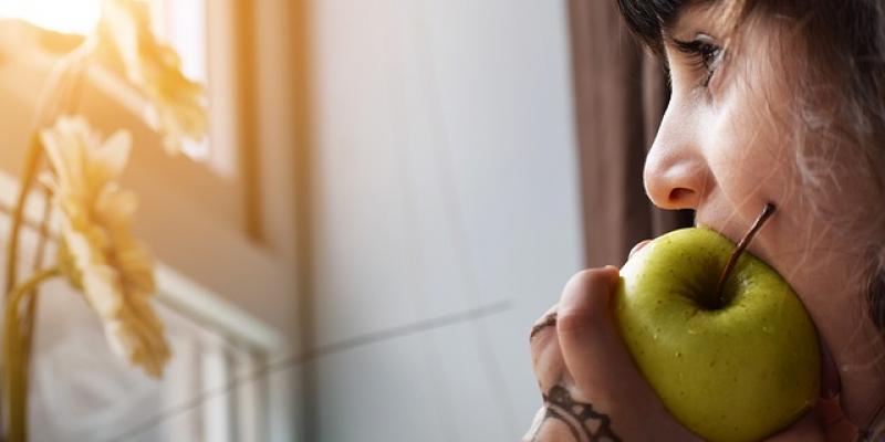 Imagen sobre alimentación saludable en Pixabay Niña comiendo una manzana