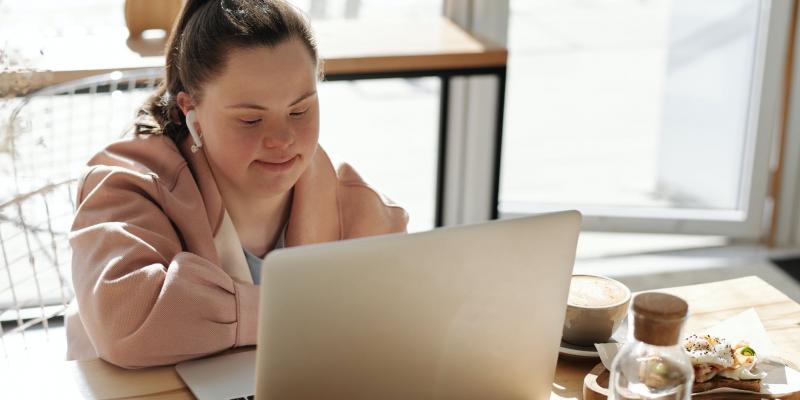 La igualdad de género dentro del sector de las personas con discapacidad también es de vital importancia Chica con Síndrome de Down trabajando/Fundación Adecco