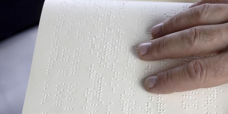 Persona leyendo en Braille