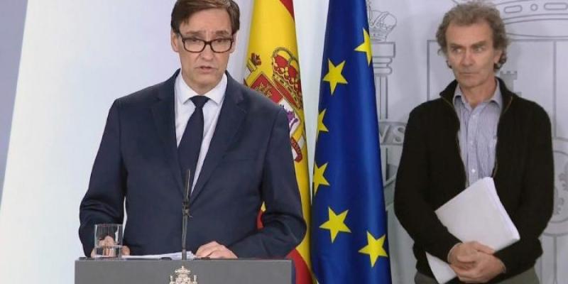 Ministro de Sanidad, Salvador Illa y en el fondo Fernando Simón. Sanidad explica cuándo presentará los informes técnicos que pide Madrid.