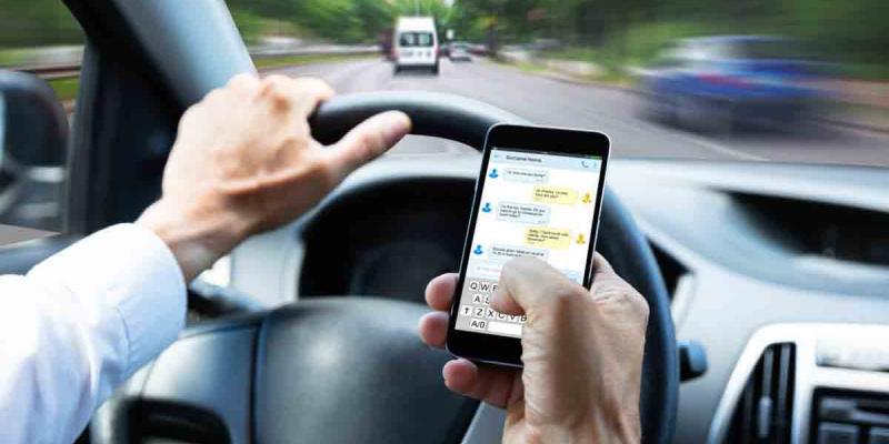 Infracciones de Tráfico / La Vanguardia Algunas infracciones de Tráfico podrían costarnos hasta 6 puntos de carnet