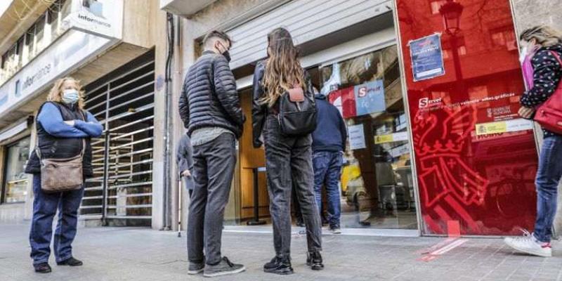 Perder el paro Varias personas hacen cola ante la puerta de oficina de empleo en València. ROBER SOLSONA / EUROPA PRESS