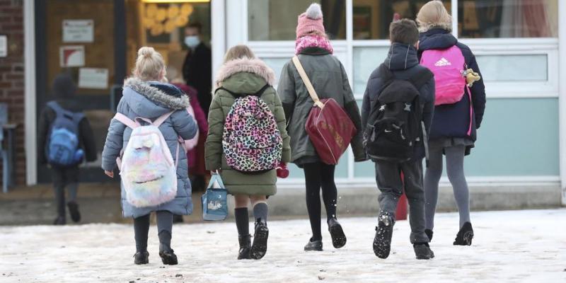 Inglaterra cierra los colegios hasta mediados de febrero por los contagios Inglaterra vuelve al confinamiento total: los colegios estarán cerrados