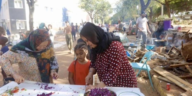 Dos mujeres, una de Afganistan y otra de Siria, cocina comida para toda la comunidad migrante del hotel de Picanya / JM López Levante Dos mujeres, una de Afganistan y otra de Siria, cocina comida para toda la comunidad migrante del hotel de Picanya / JM López